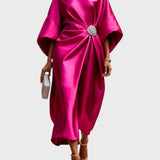 Сатенена рокля с странично плисиране и декоративна катарама