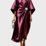 Сатенена рокля с странично плисиране и декоративна катарама