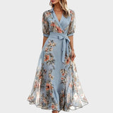 Ника - Цветна миди рокля с V-образно деколте