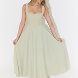 Елегантна Миди Рокля с Романтична Линия