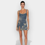 Малка елегантна рокля с интензивен стил